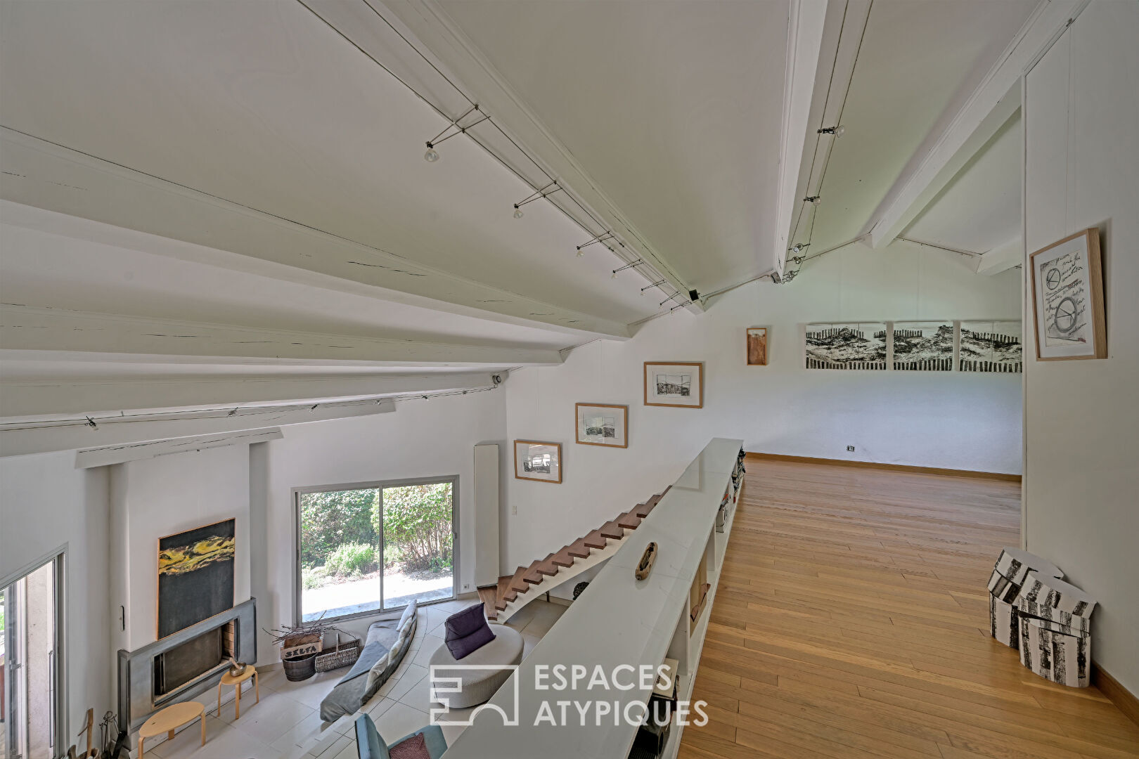 Grande Maison avec ses annexes au calme tout proche du centre du village