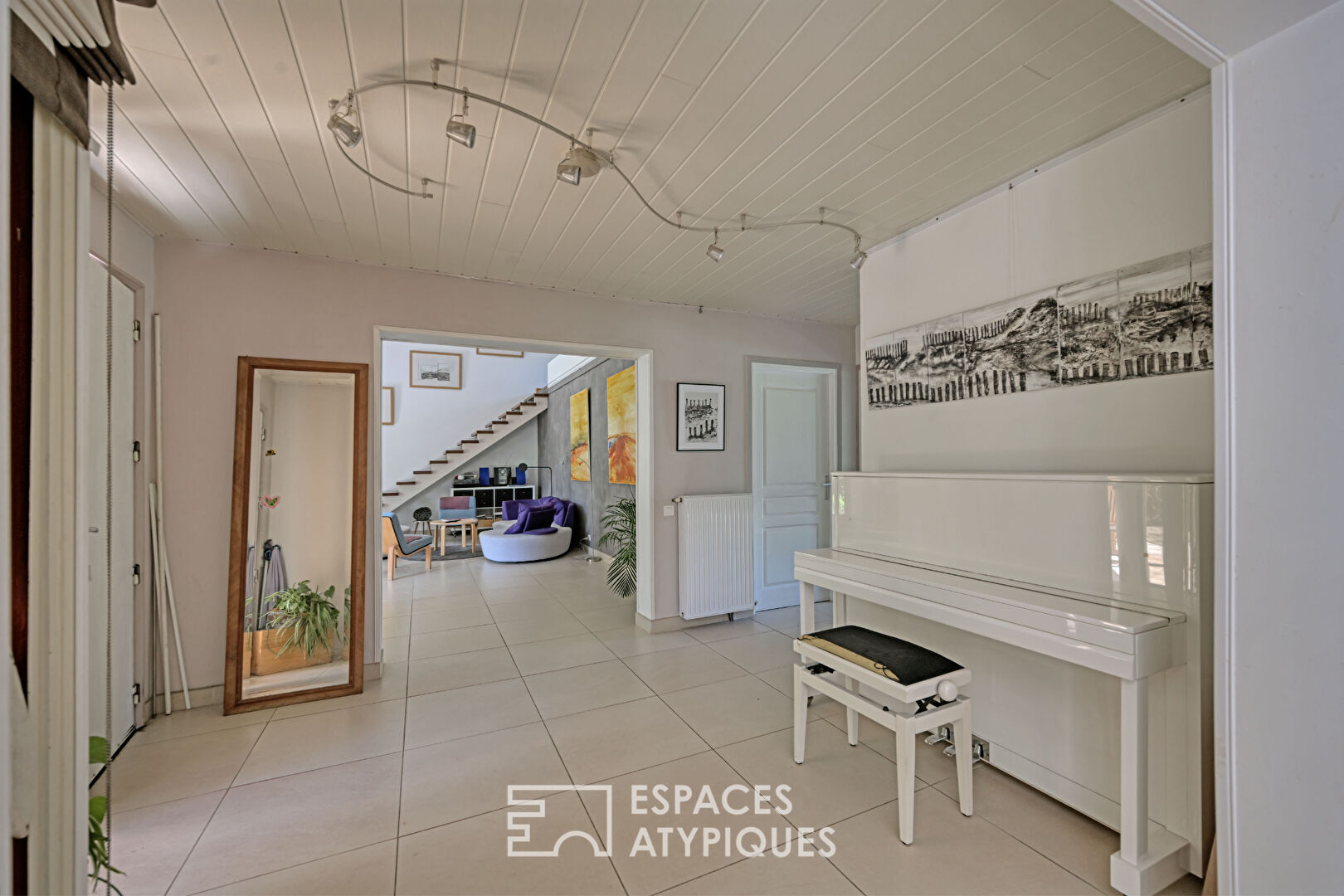 Grande Maison avec ses annexes au calme tout proche du centre du village