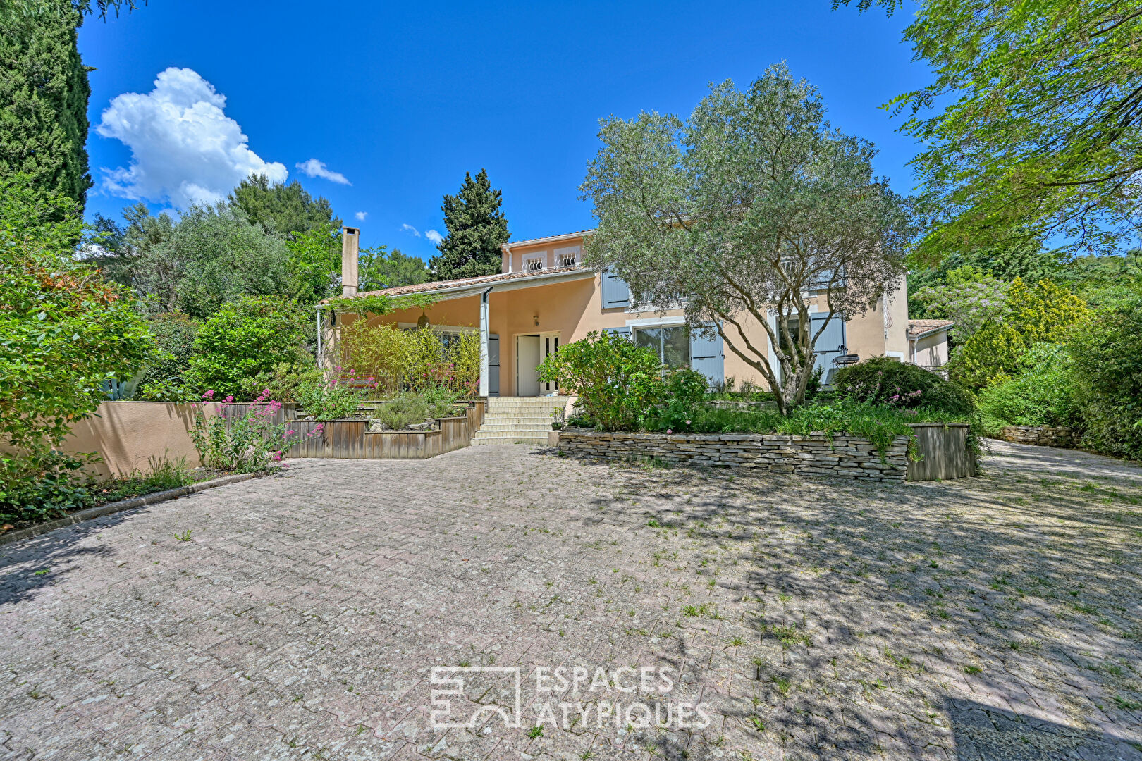Grande Maison avec ses annexes au calme tout proche du centre du village