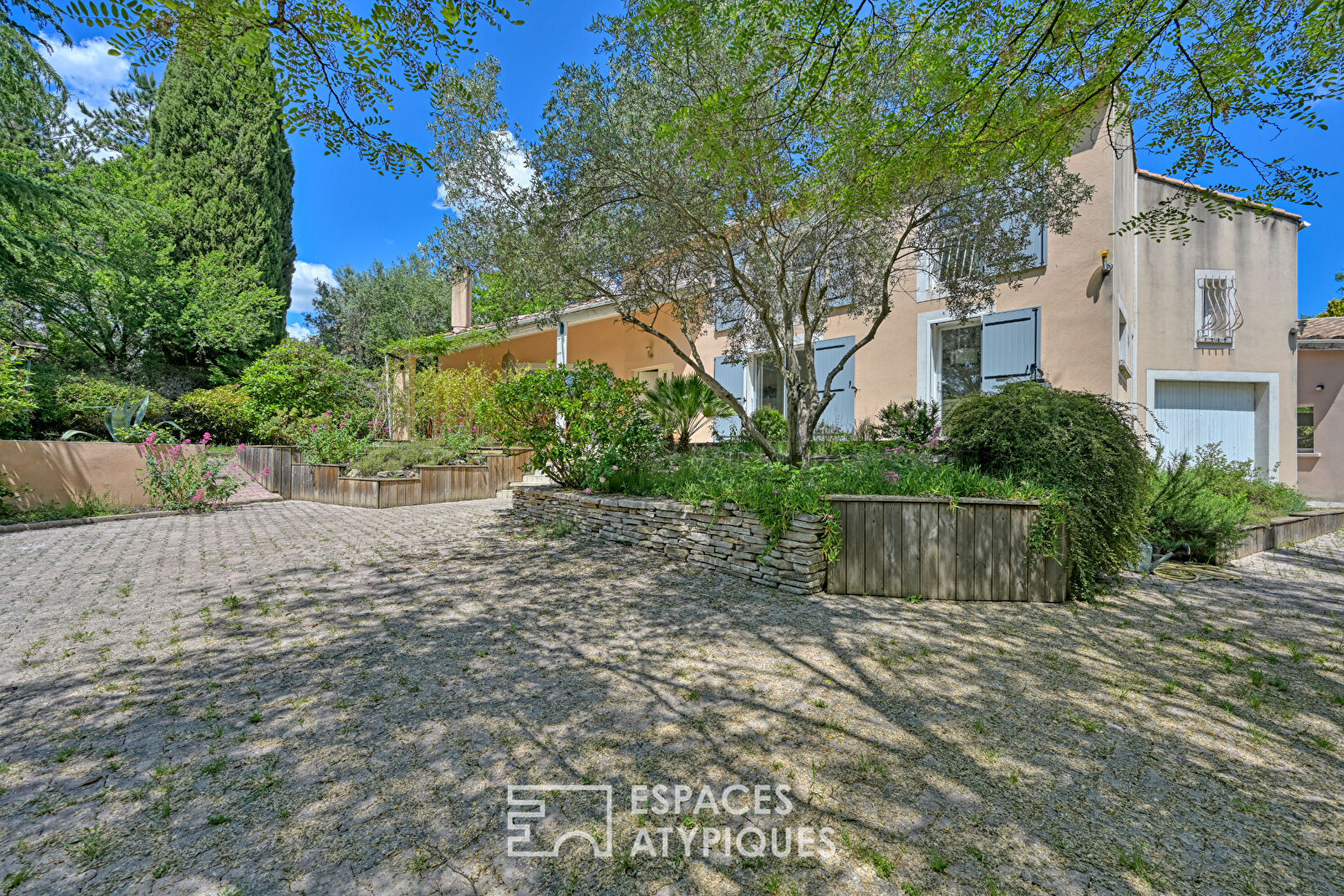 Grande Maison avec ses annexes au calme tout proche du centre du village