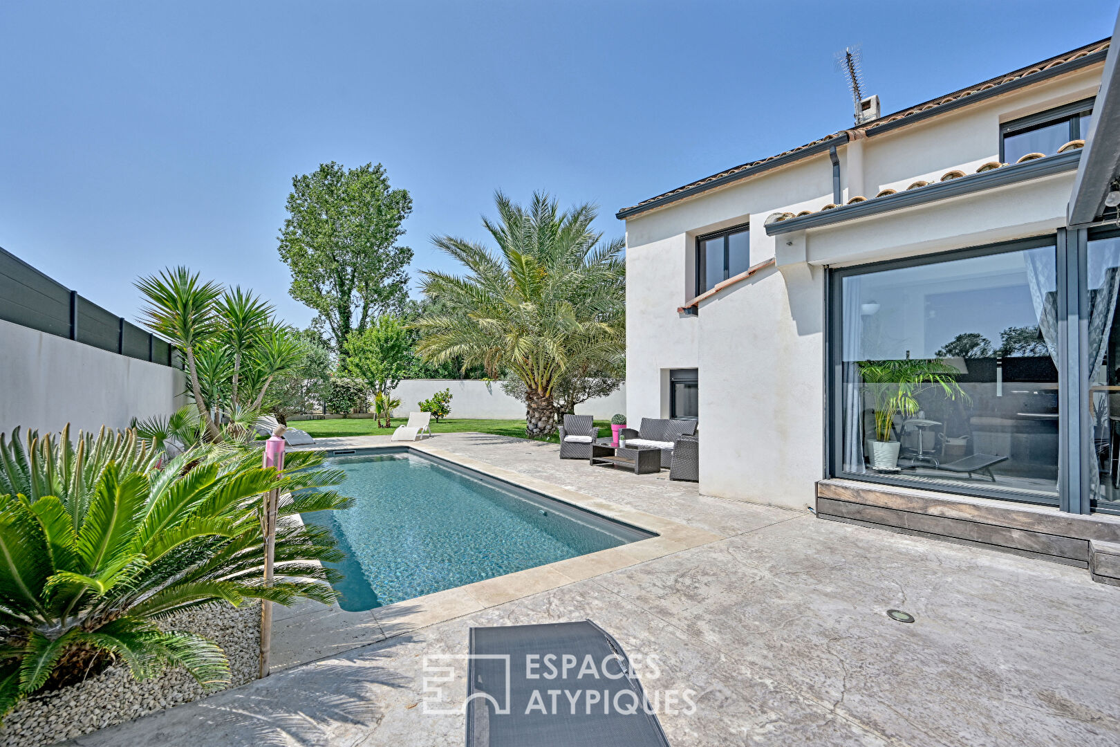 Between town and nature, a contemporary house with a view of the horses in Lattes