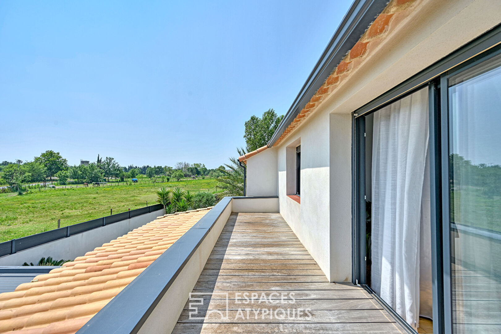 Between town and nature, a contemporary house with a view of the horses in Lattes