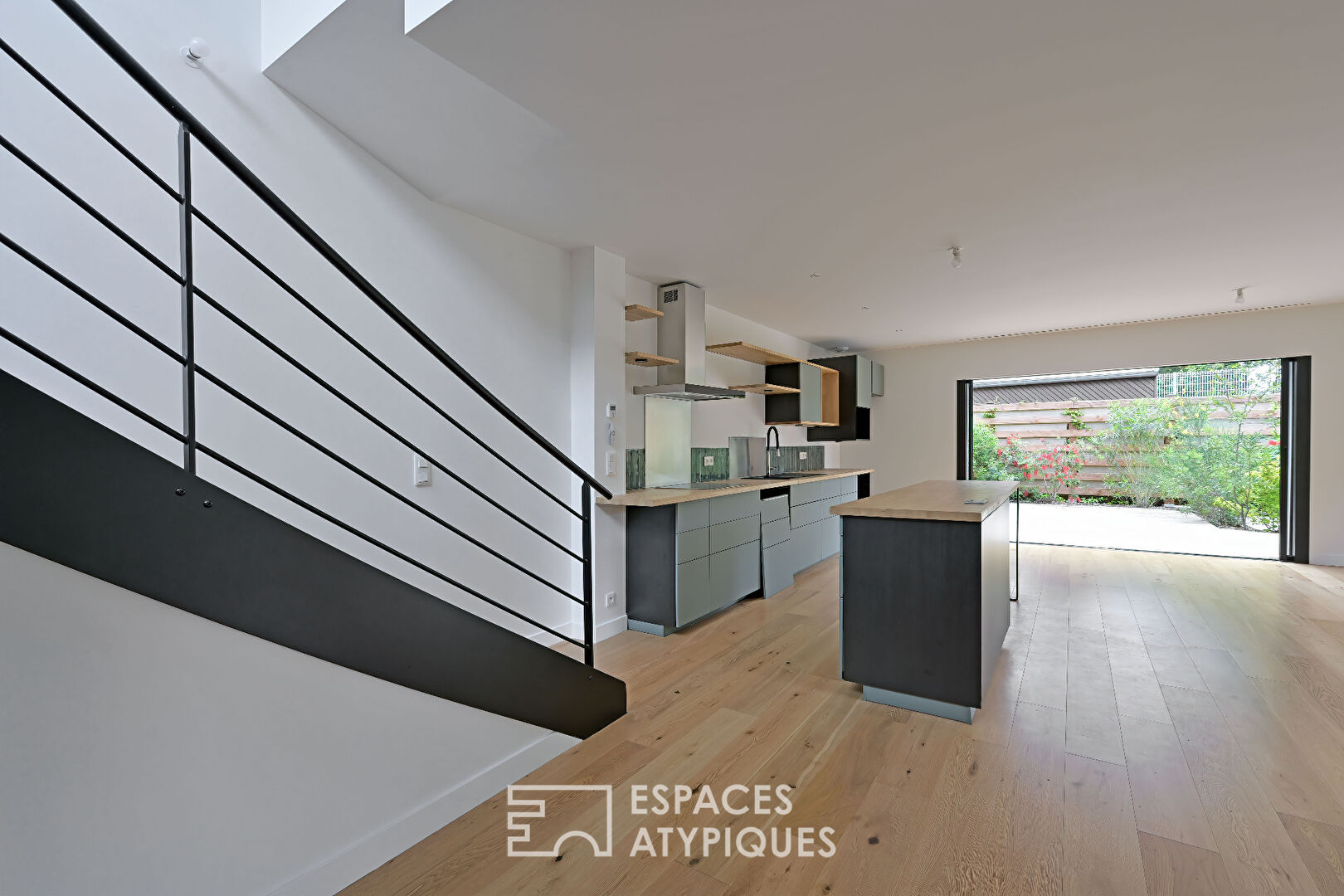Superbe maison moderne avec jardin paysagé