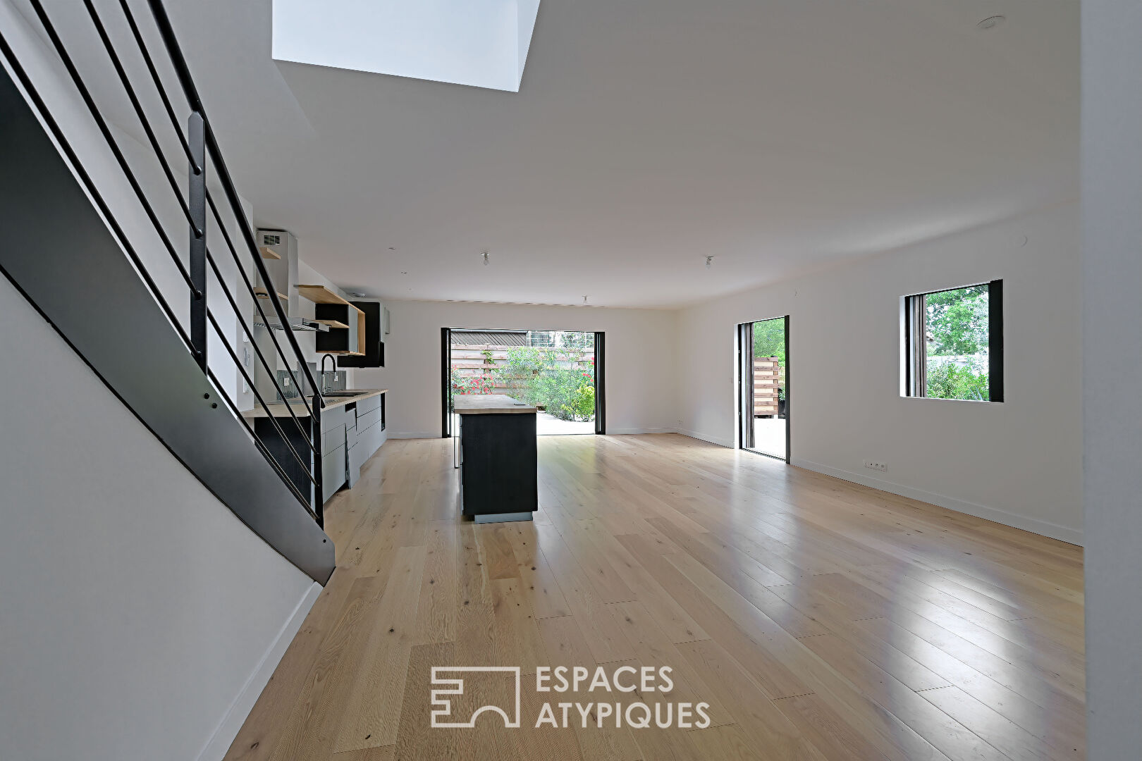 Superbe maison moderne avec jardin paysagé