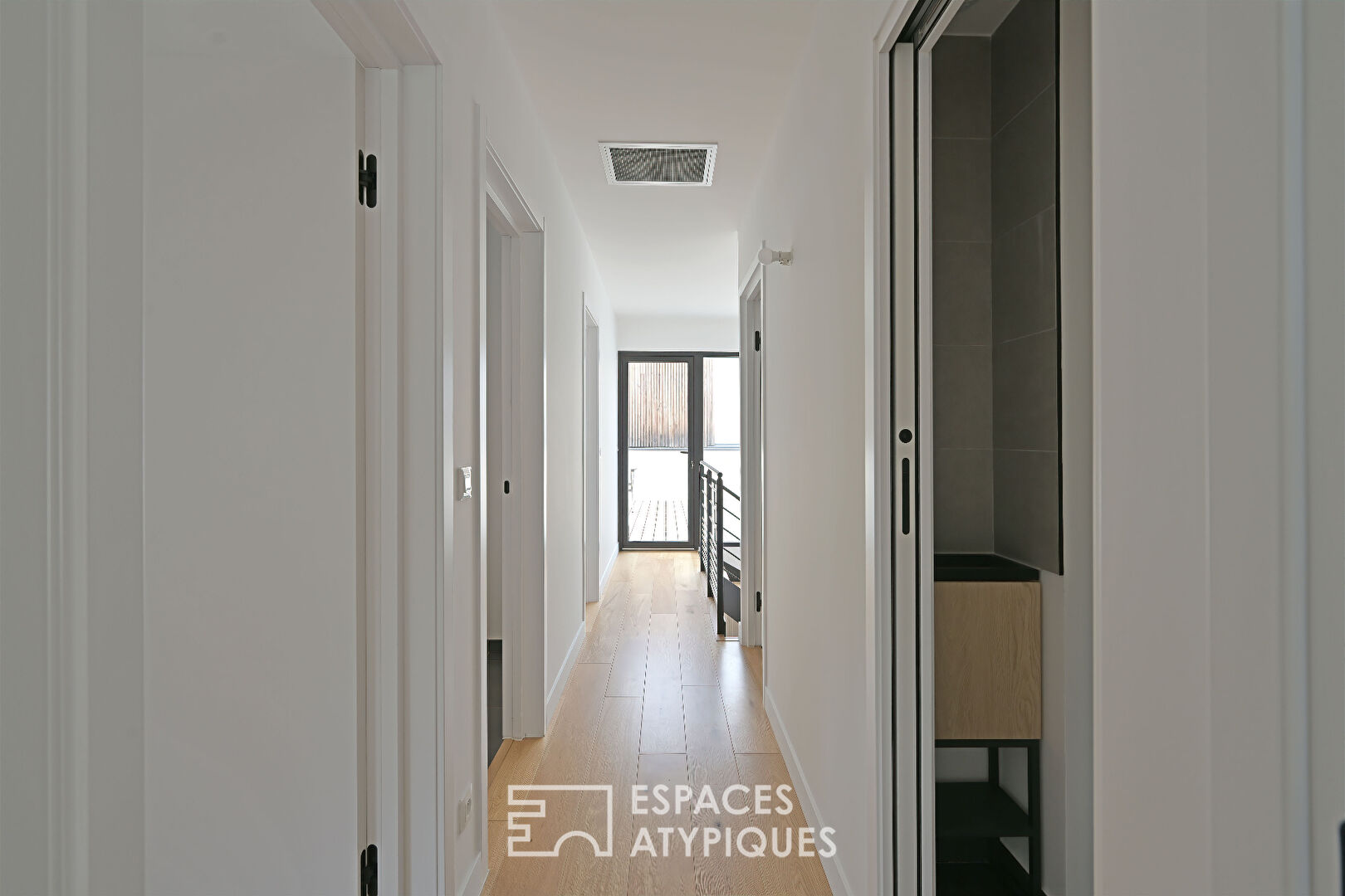 Superbe maison moderne avec jardin paysagé