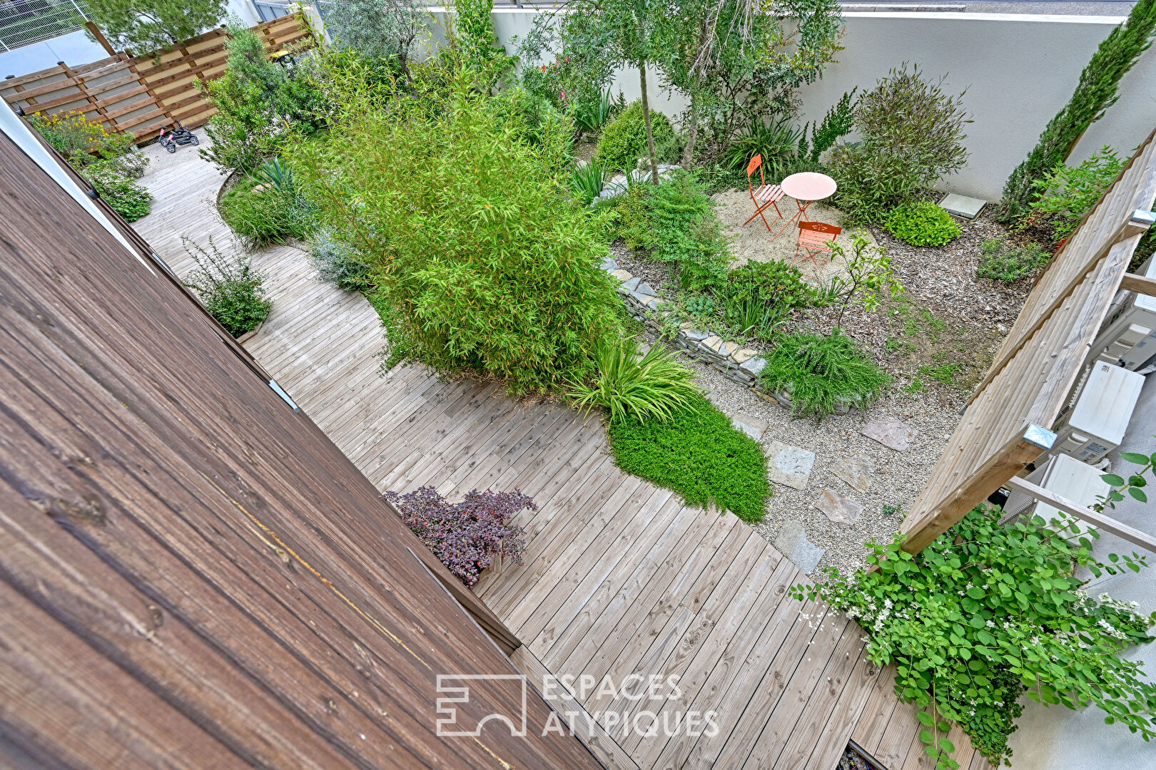 Superbe maison moderne avec jardin paysagé