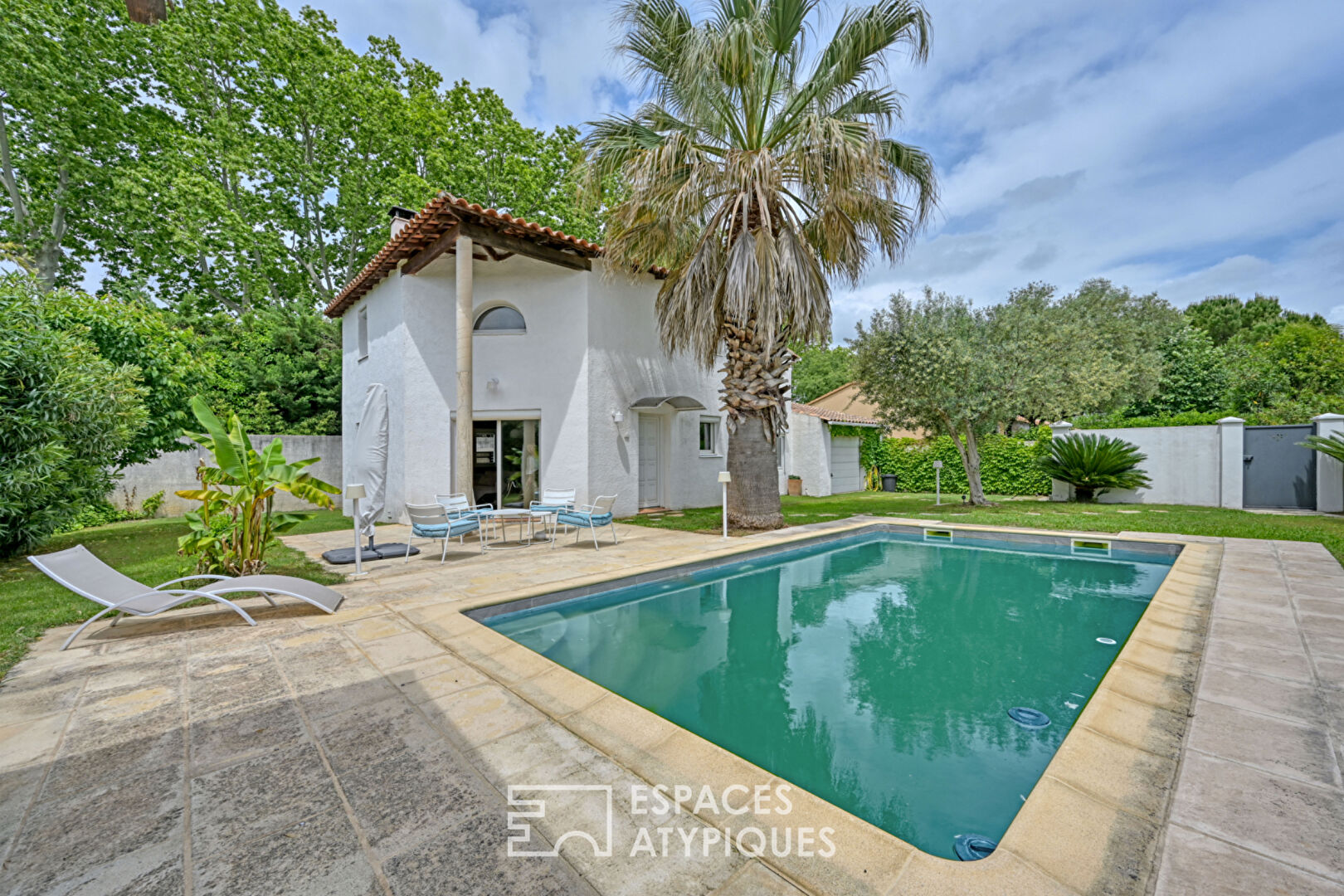 Maison d’architecte avec piscine et jardin arboré