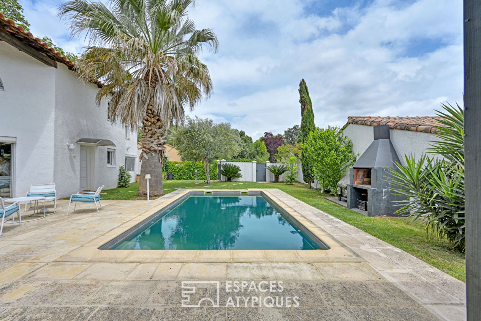 Maison d’architecte avec piscine et jardin arboré
