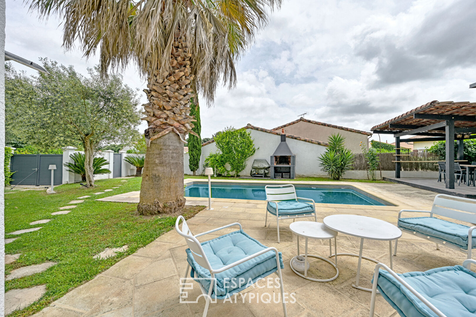Maison d’architecte avec piscine et jardin arboré