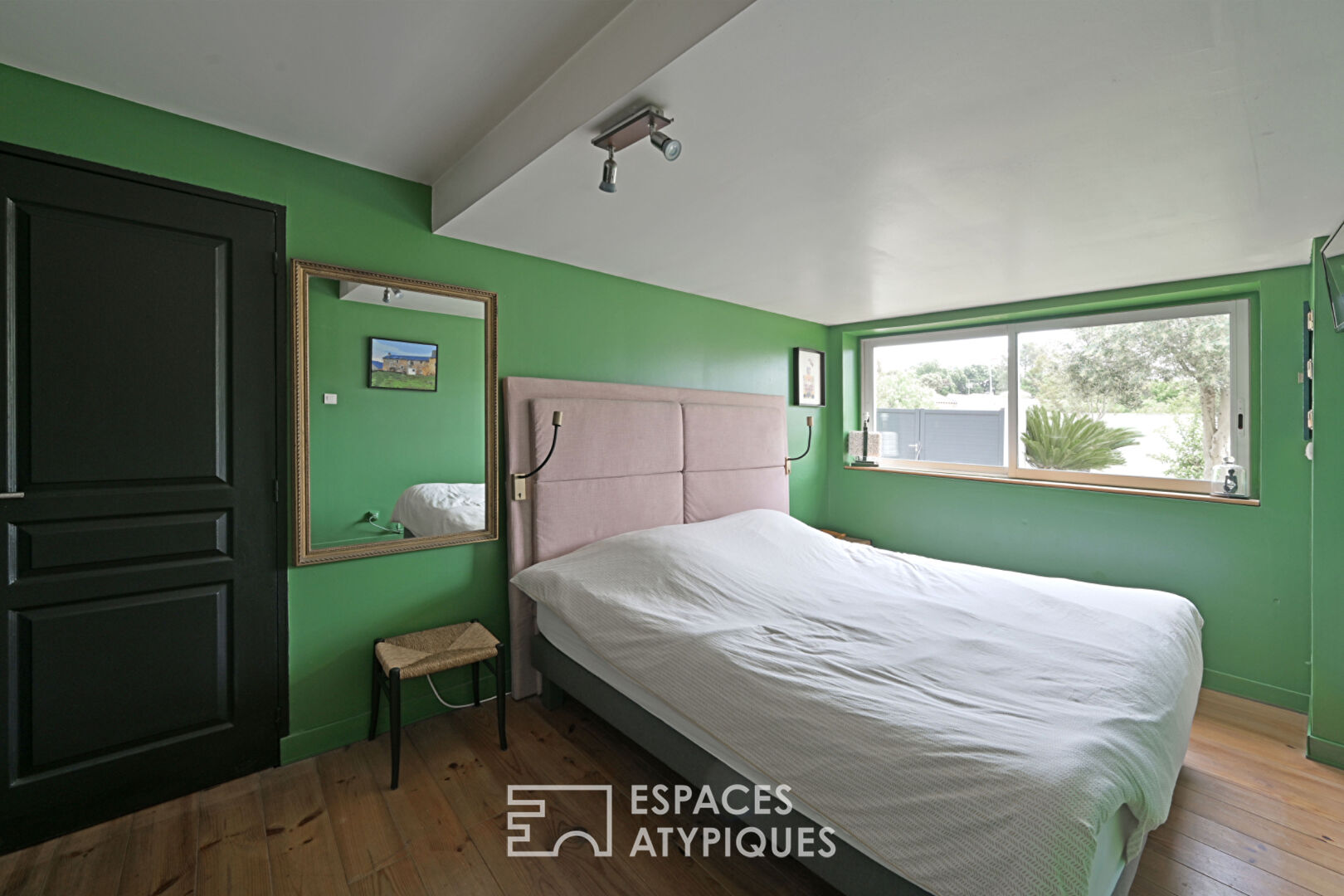 Maison d’architecte avec piscine et jardin arboré