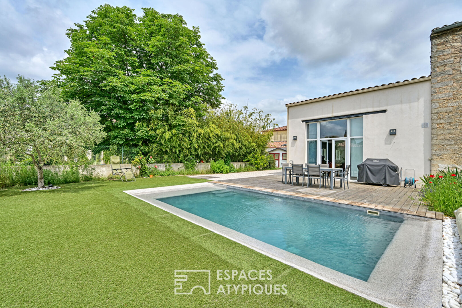 Maison de charme avec piscine et jardin, au coeur du village