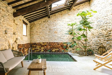 Maison en pierre avec jardin paysager et piscine : Un havre préservé