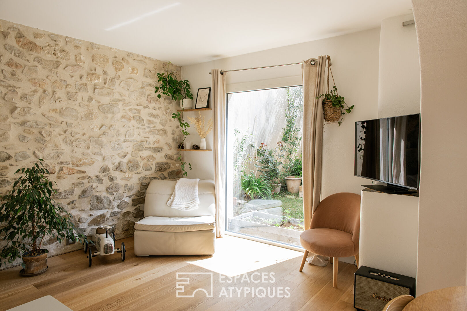 Maison en pierre avec jardin paysager et piscine : Un havre préservé