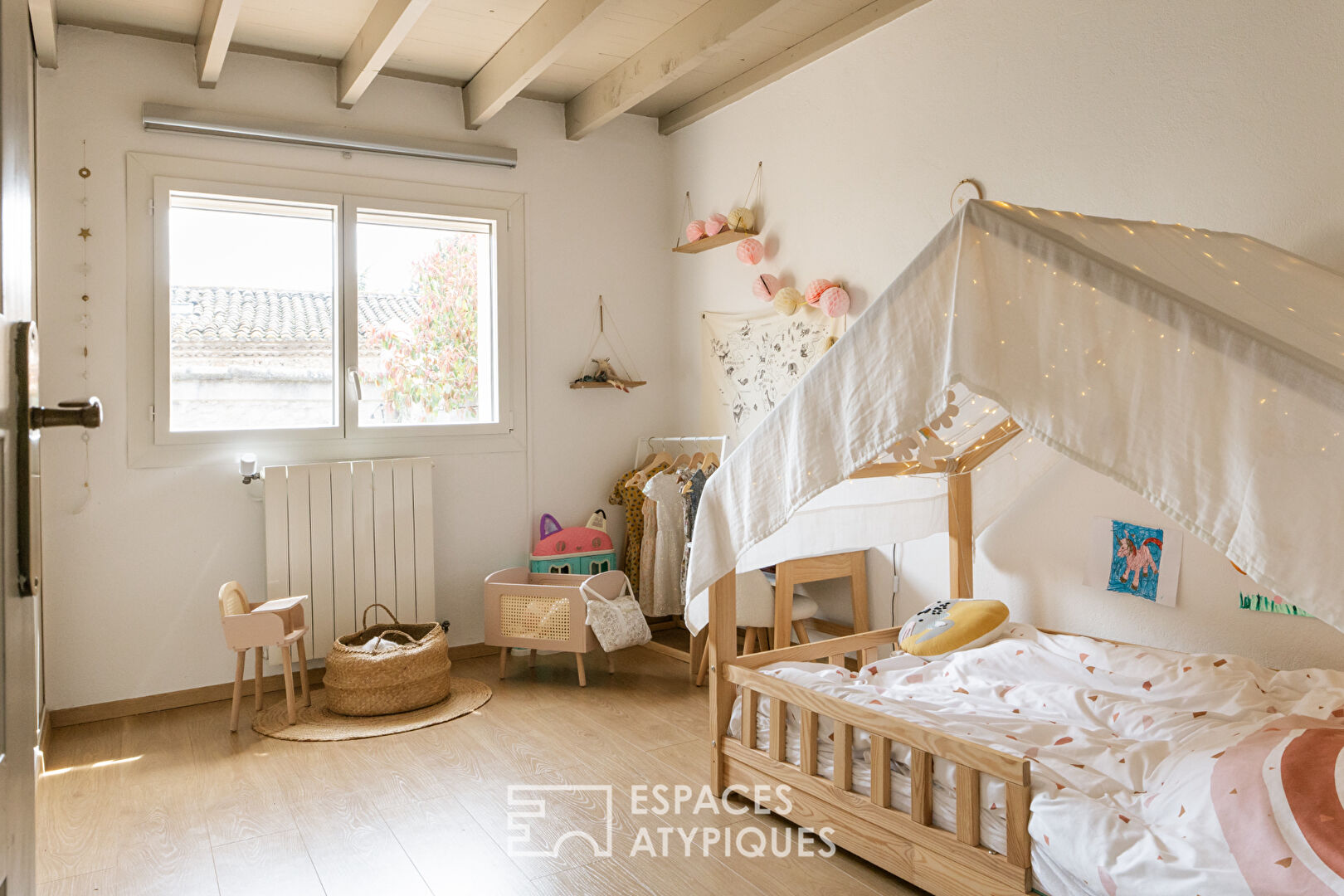 Maison en pierre avec jardin paysager et piscine : Un havre préservé