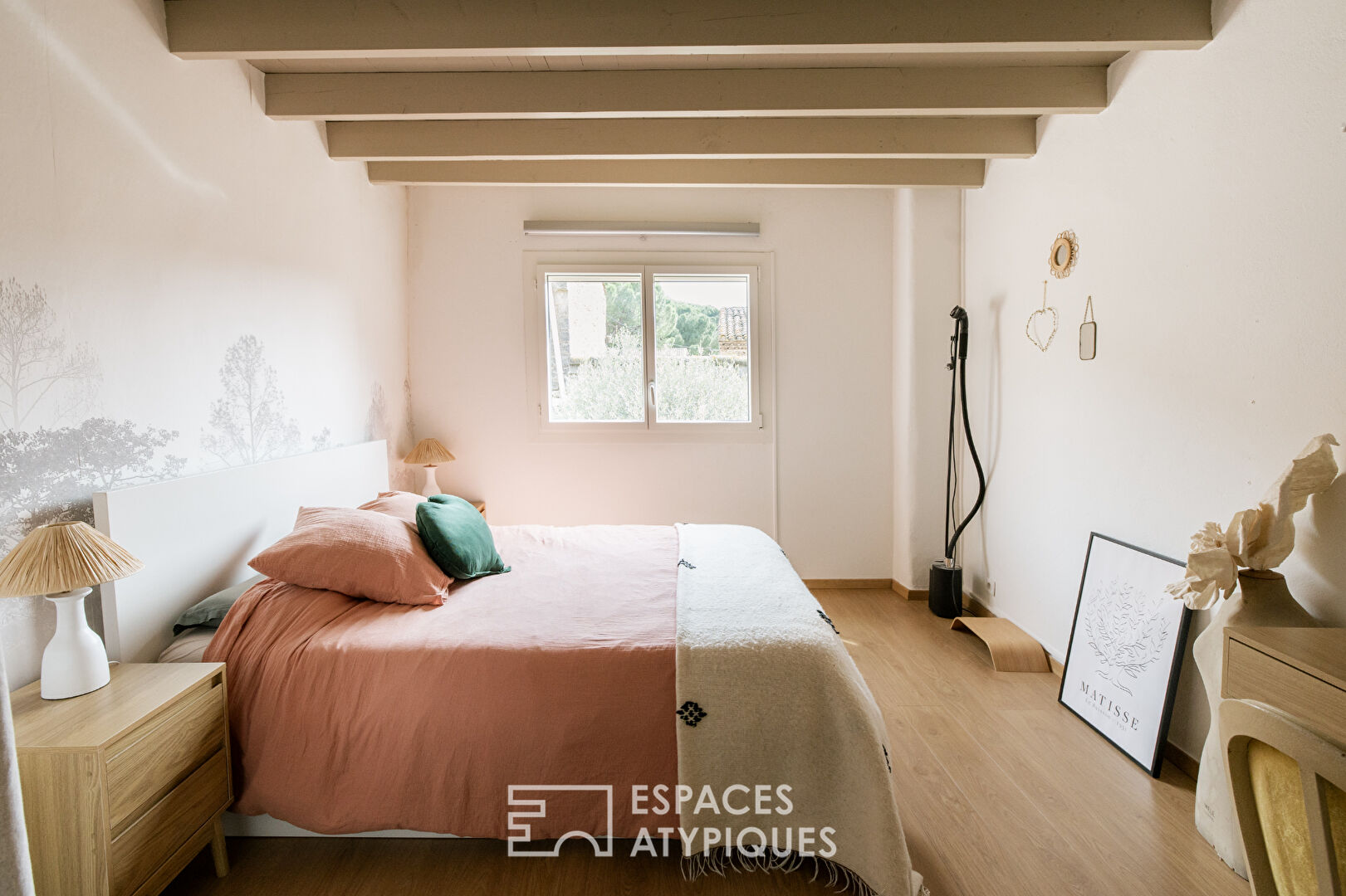 Maison en pierre avec jardin paysager et piscine : Un havre préservé