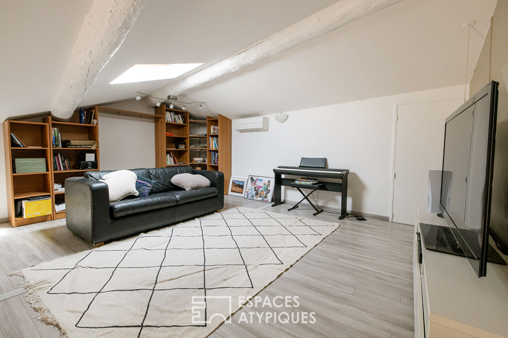 Maison en pierre avec jardin paysager et piscine : Un havre préservé