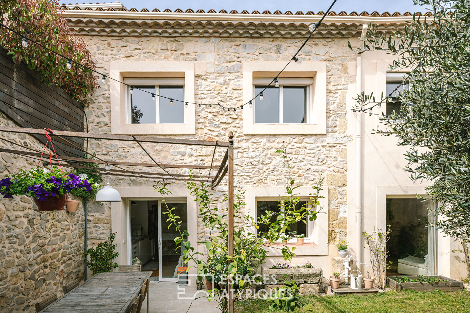 Maison en pierre avec jardin paysager et piscine : Un havre préservé