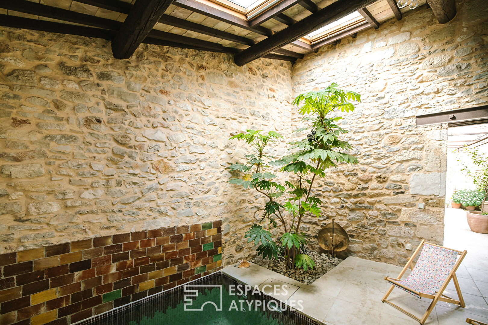 Maison en pierre avec jardin paysager et piscine : Un havre préservé