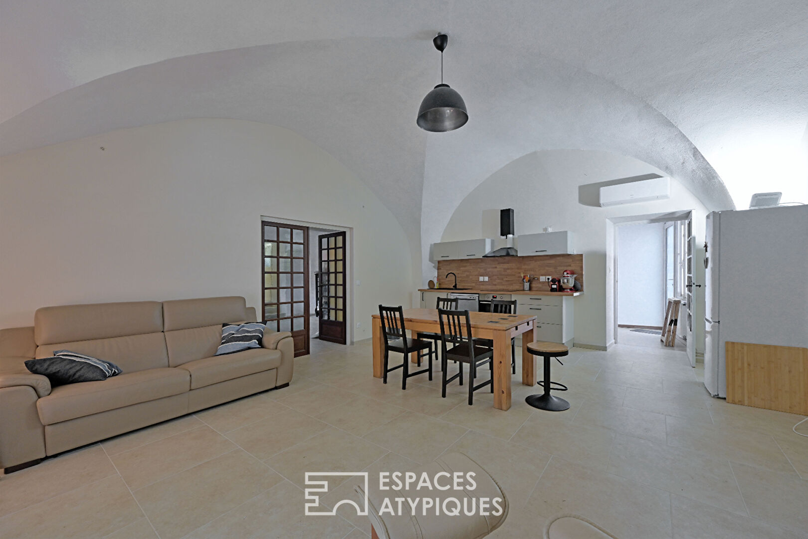 Bien de Caractère entre Maison et Appartement, 200 m² avec Terrasse et Stationnements
