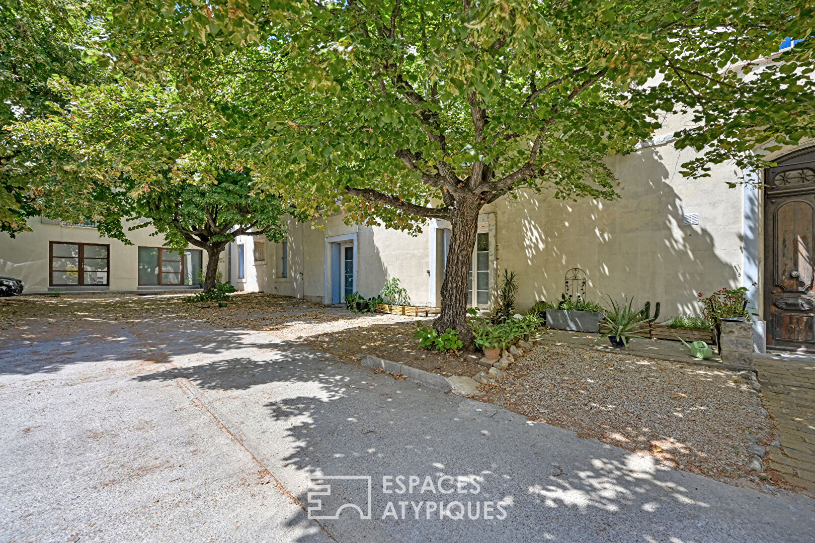 Bien de Caractère entre Maison et Appartement, 200 m² avec Terrasse et Stationnements