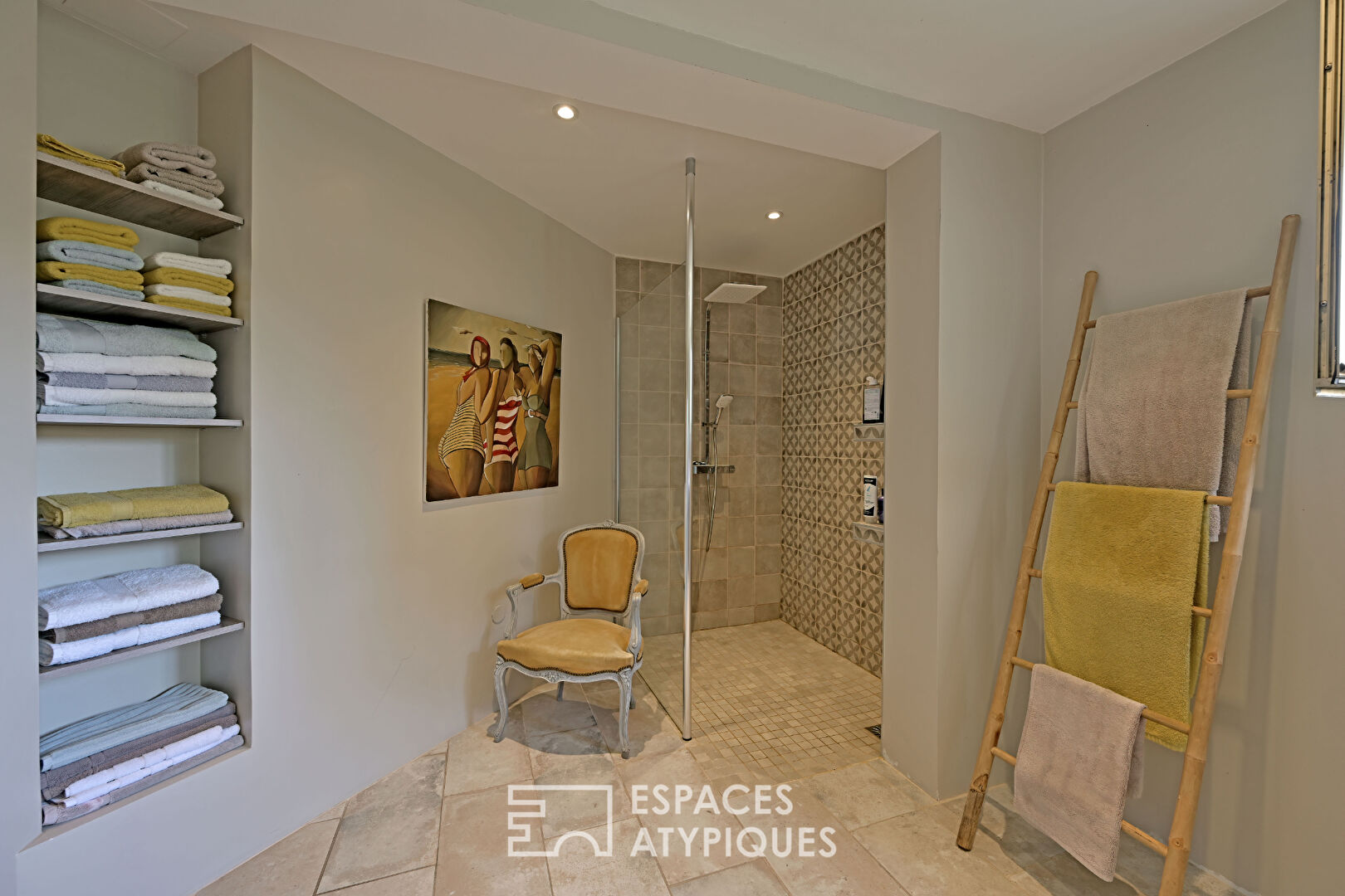 Intimate Interlude in Montpellier: Guest House with Patio and Private Spaces