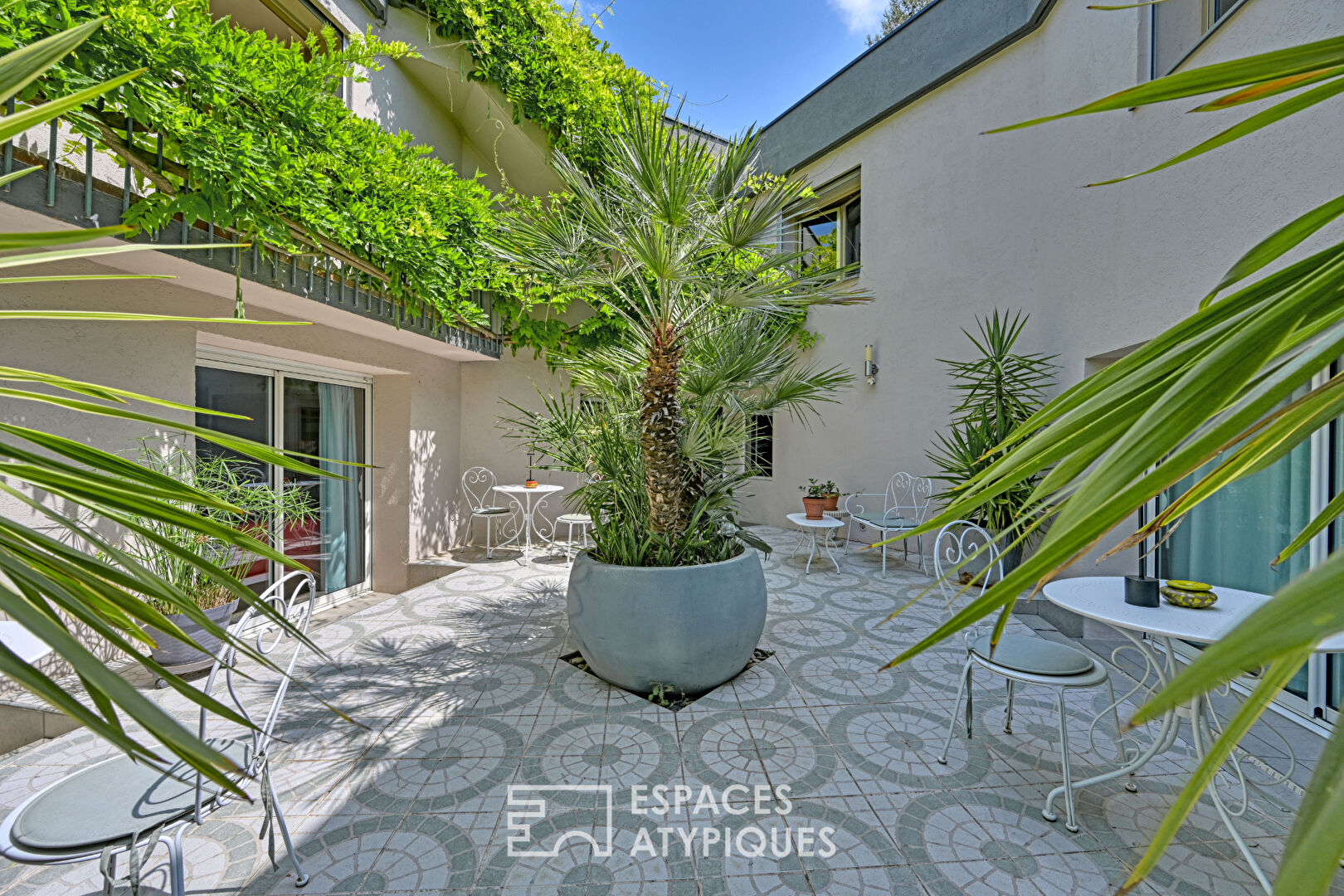 Intimate Interlude in Montpellier: Guest House with Patio and Private Spaces