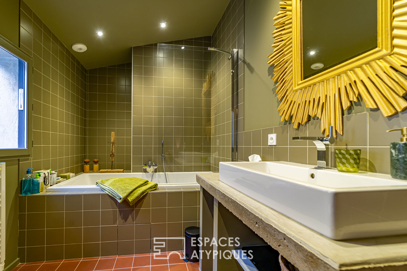 Superb renovation in the heart of the medieval city