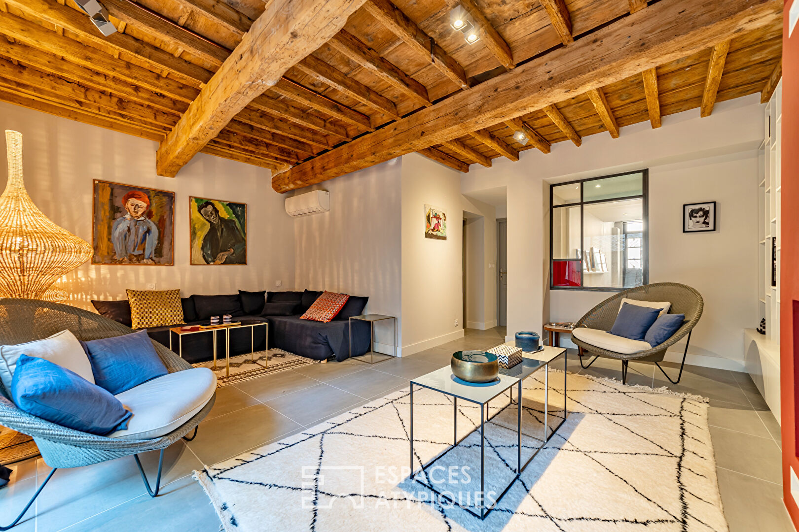 Superb renovation in the heart of the medieval city
