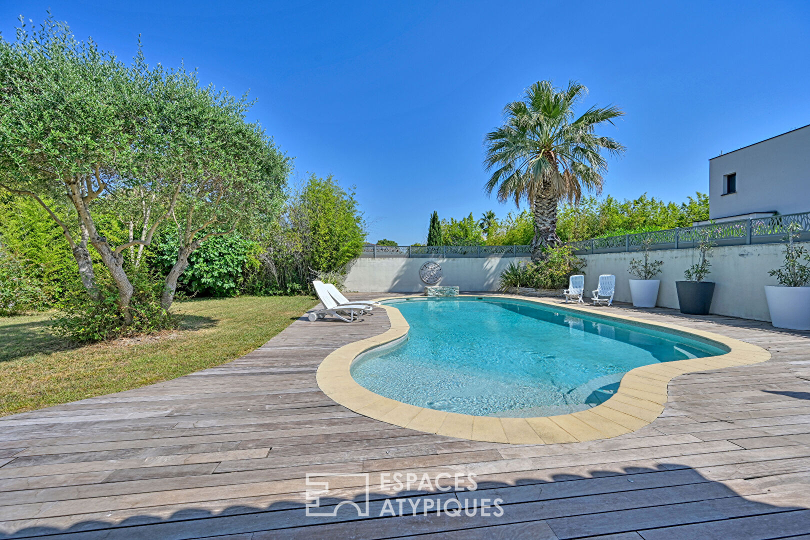 Charming, bright house with swimming pool and outbuilding, quiet location in Lattes