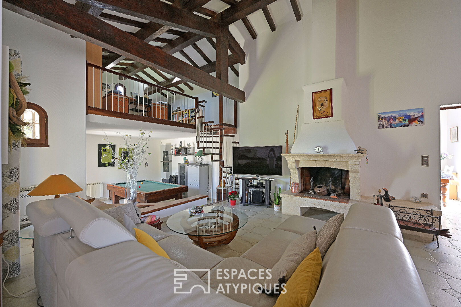 Charming, bright house with swimming pool and outbuilding, quiet location in Lattes