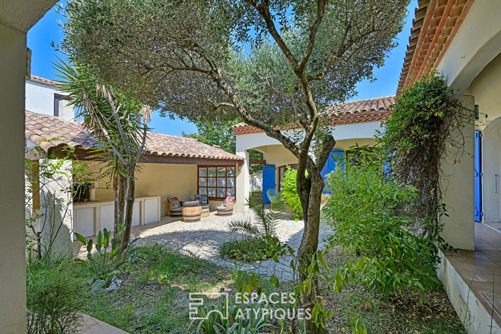 Charming, bright house with swimming pool and outbuilding, quiet location in Lattes