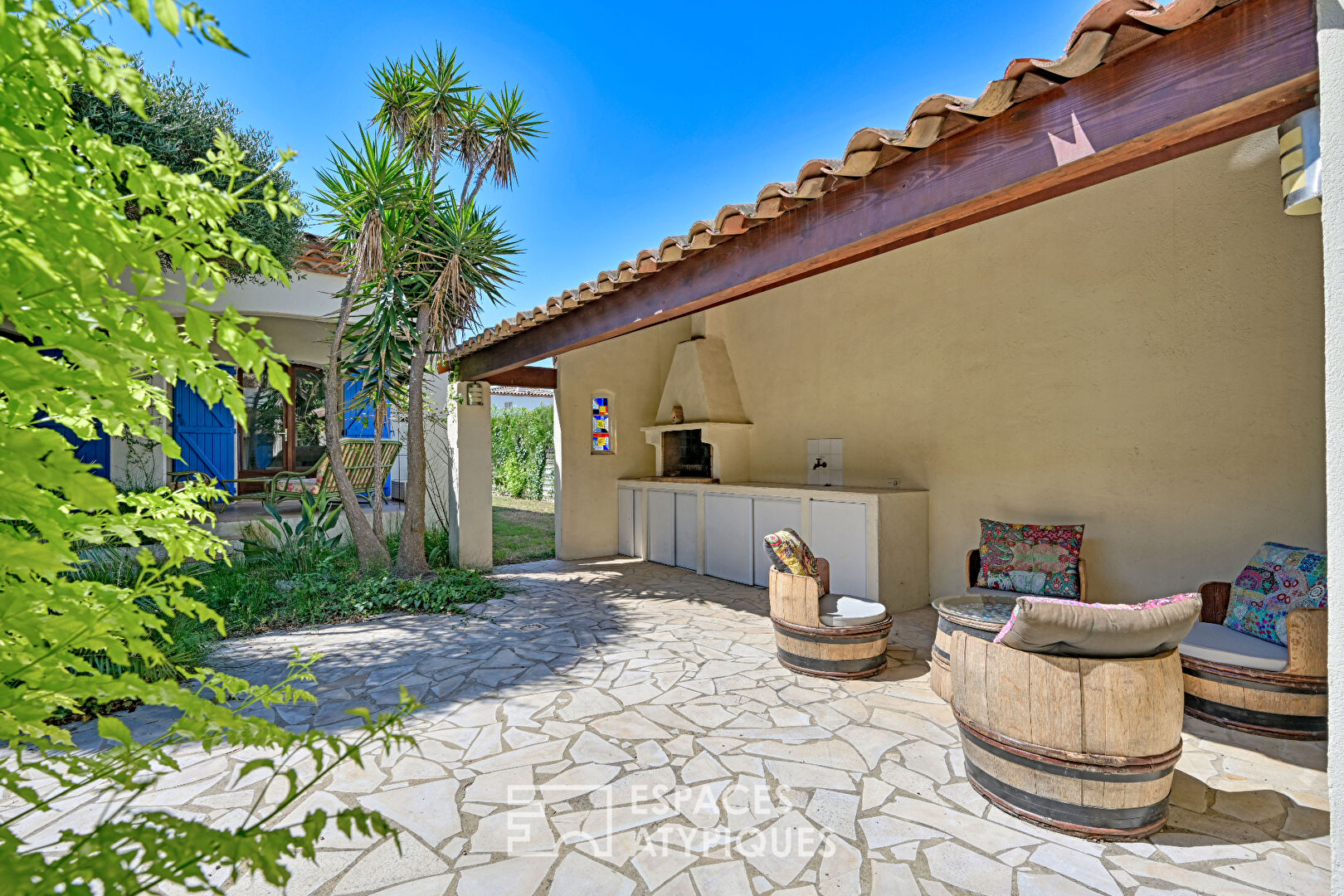 Charming, bright house with swimming pool and outbuilding, quiet location in Lattes