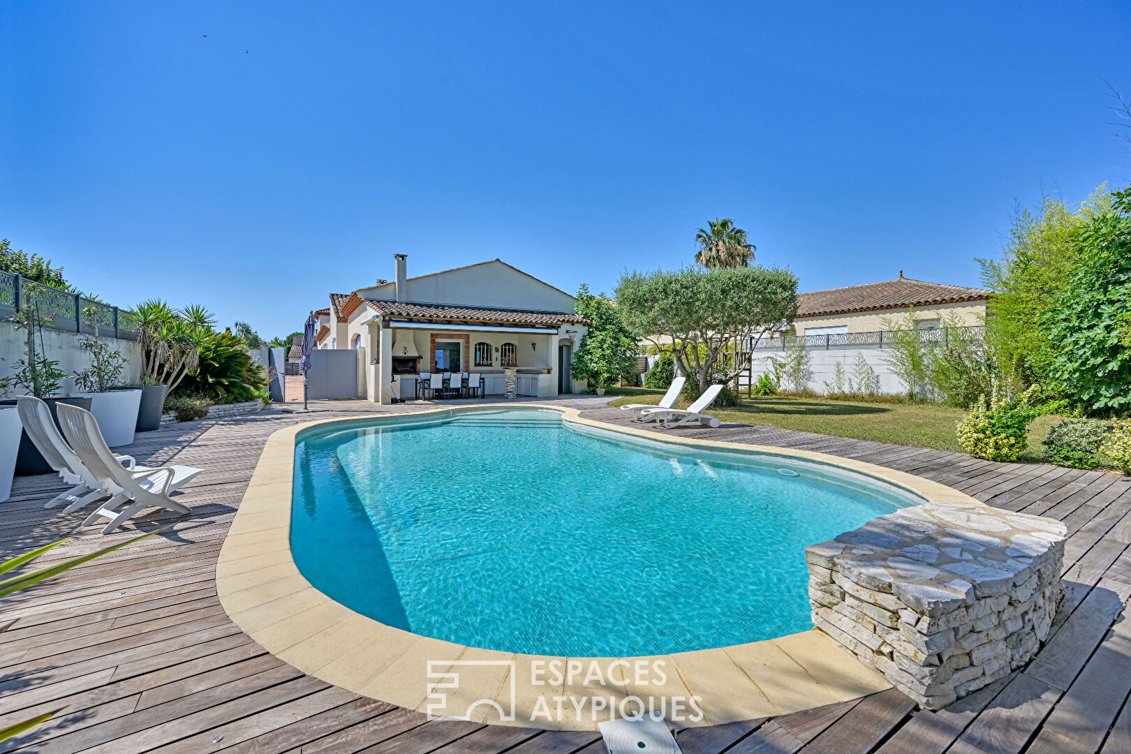 Charming, bright house with swimming pool and outbuilding, quiet location in Lattes