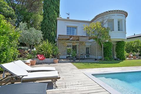 Demeure des années 1950 rénovée avec marbre et pierres apparentes dans un domaine sécurisé