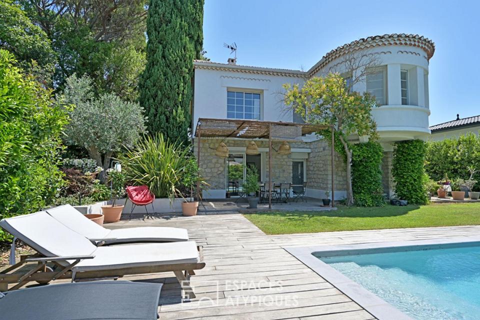 Demeure des années 1950 rénovée avec marbre et pierres apparentes dans un domaine sécurisé