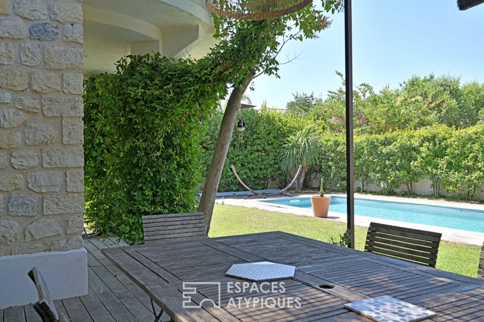 Charme de l'ancien et design contemporain pour cette villa de standing avec piscine