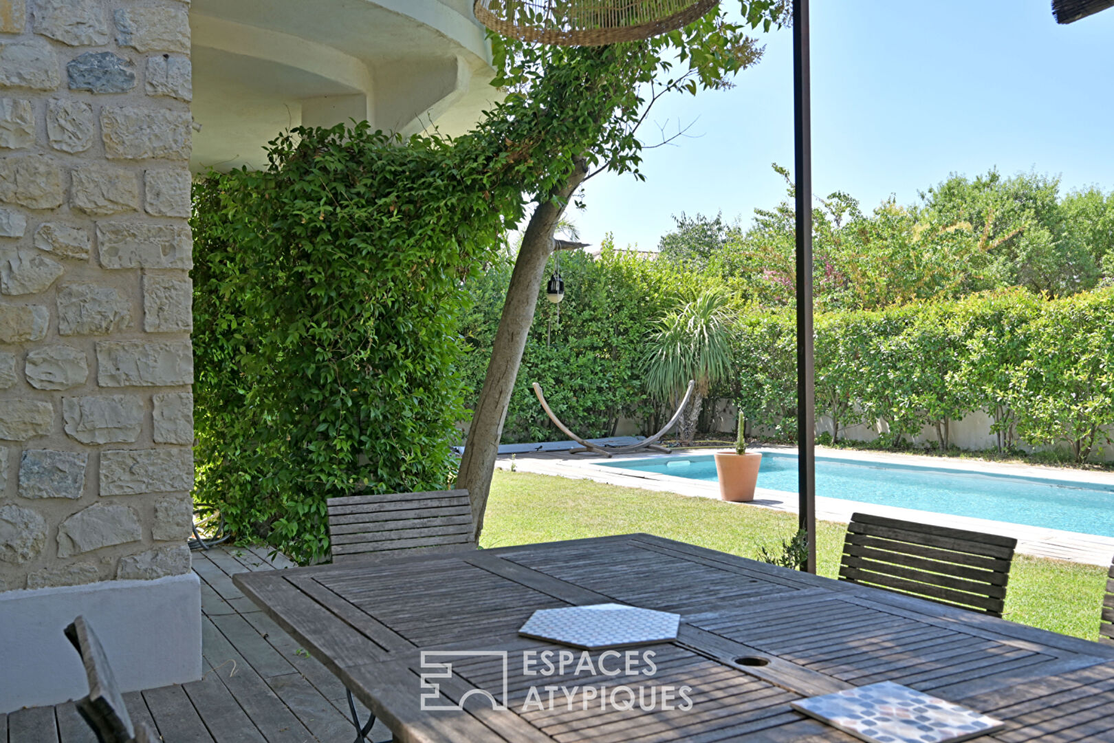 Charme de l&rsquo;ancien et design contemporain pour cette villa de standing avec piscine