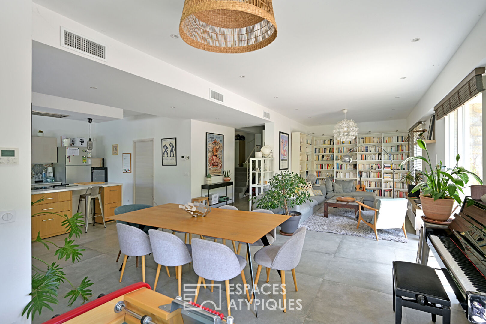 Charme de l&rsquo;ancien et design contemporain pour cette villa de standing avec piscine