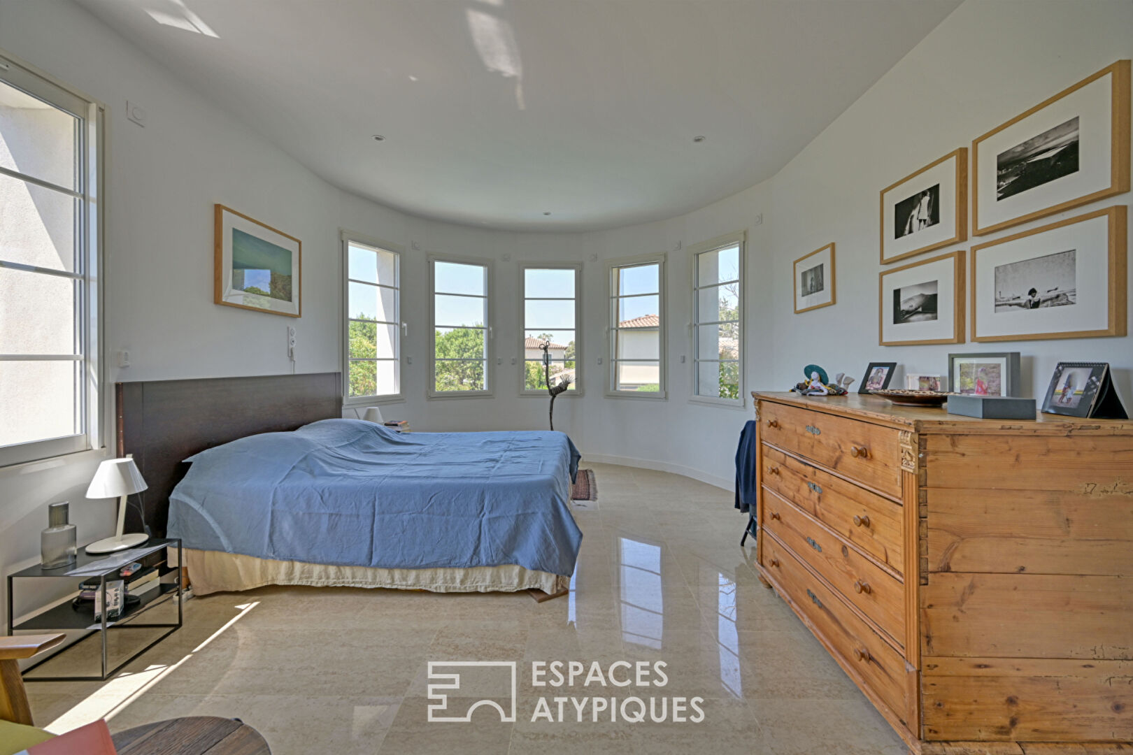 Charme de l&rsquo;ancien et design contemporain pour cette villa de standing avec piscine