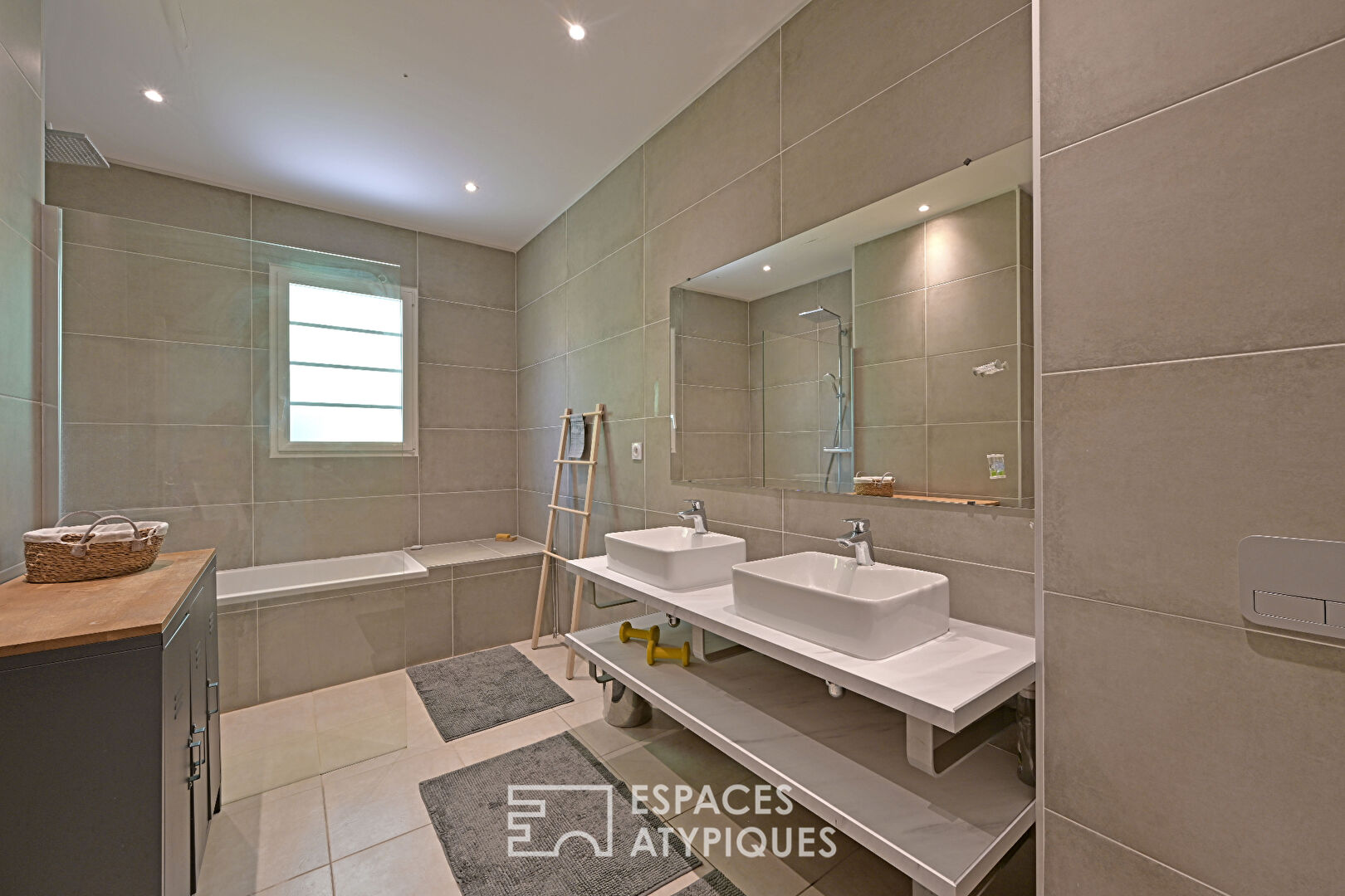 Timeless elegance and high-end services in the heart of the Millénaire