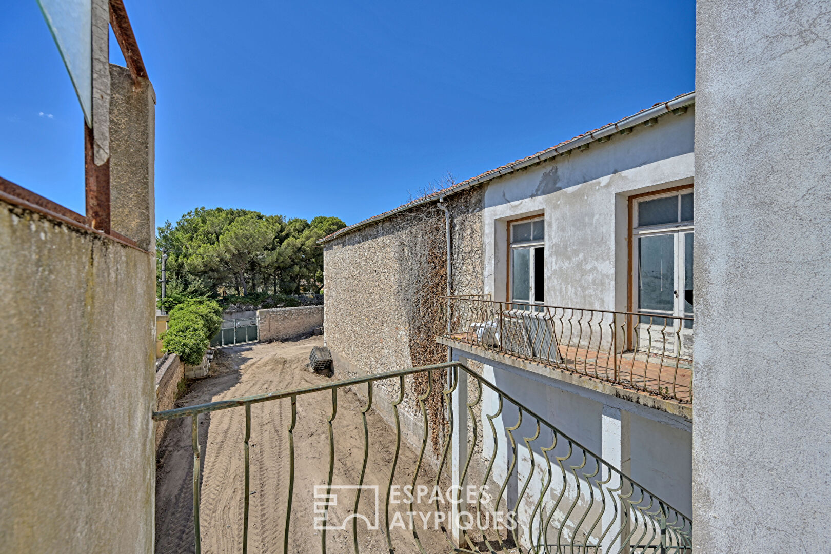Raw loft to be converted 580 sqm on two levels with 700 sqm garden close to the beach