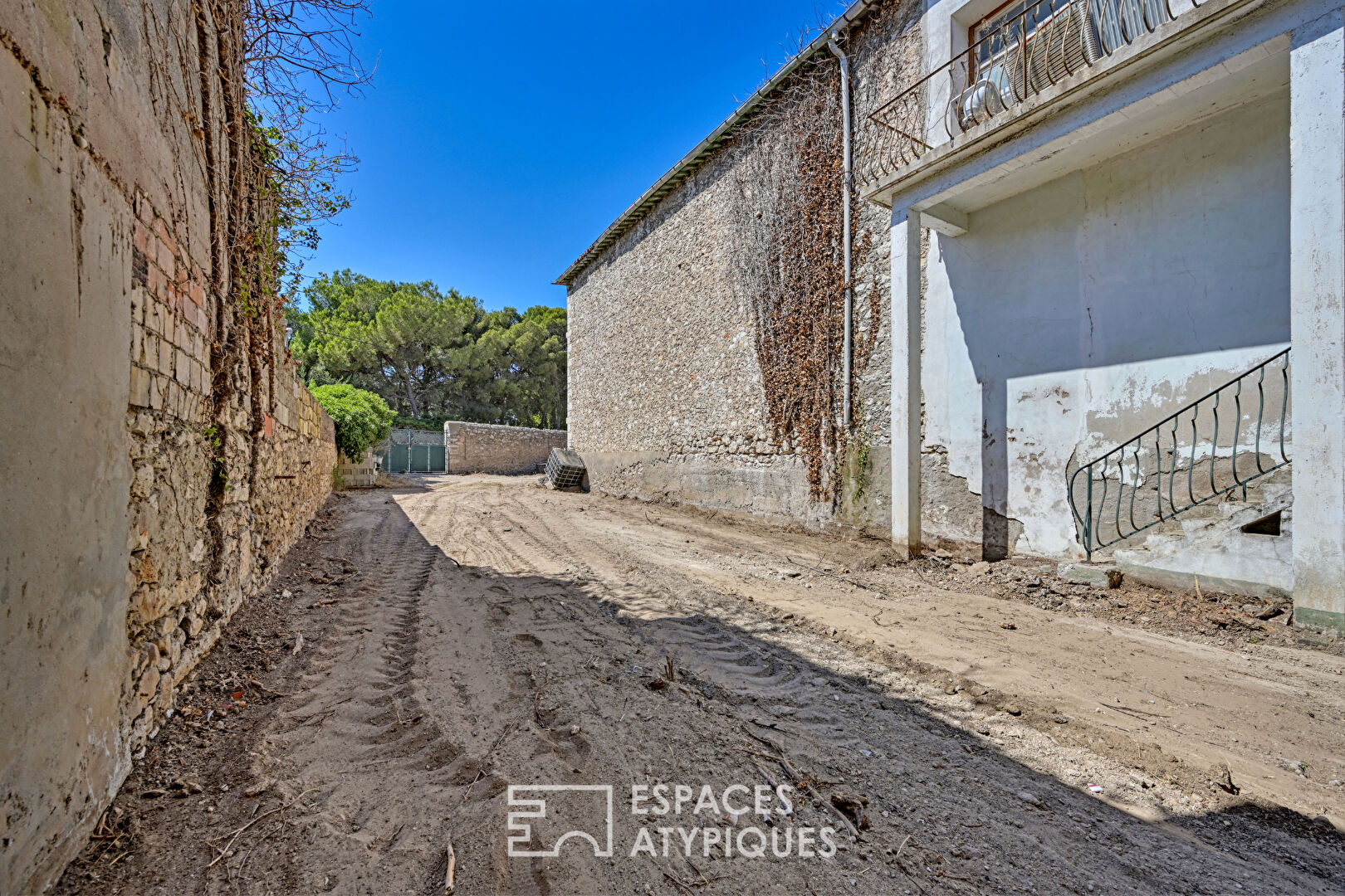 Raw loft to be converted 580 sqm on two levels with 700 sqm garden close to the beach
