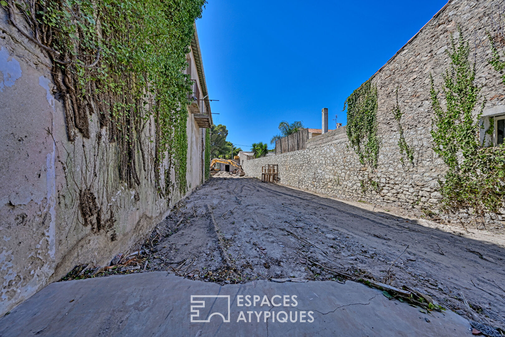 Raw loft to be converted 580 sqm on two levels with 700 sqm garden close to the beach