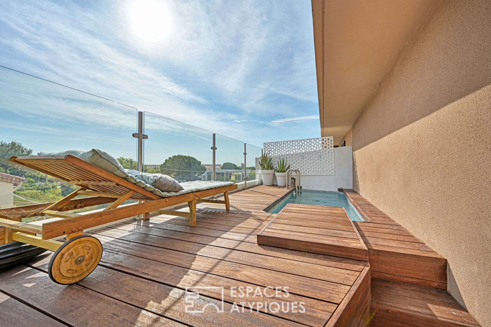 Appartement contemporain avec bassin de nage en terrasse et vue sur la Gardiole