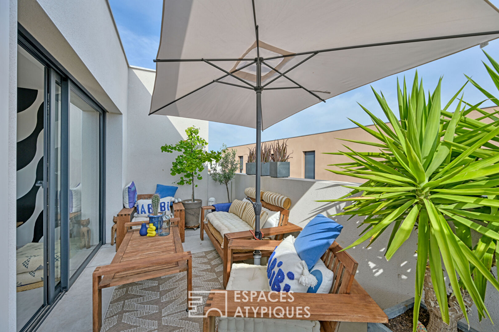 Appartement contemporain avec bassin de nage en terrasse et vue sur la Gardiole