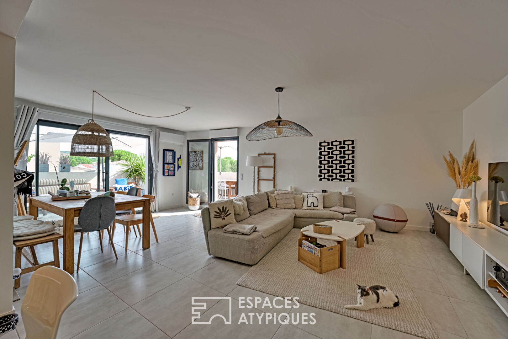 Appartement contemporain avec bassin de nage en terrasse et vue sur la Gardiole