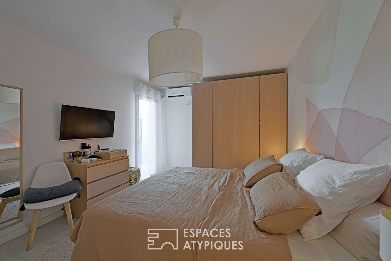 Appartement contemporain avec bassin de nage en terrasse et vue sur la Gardiole