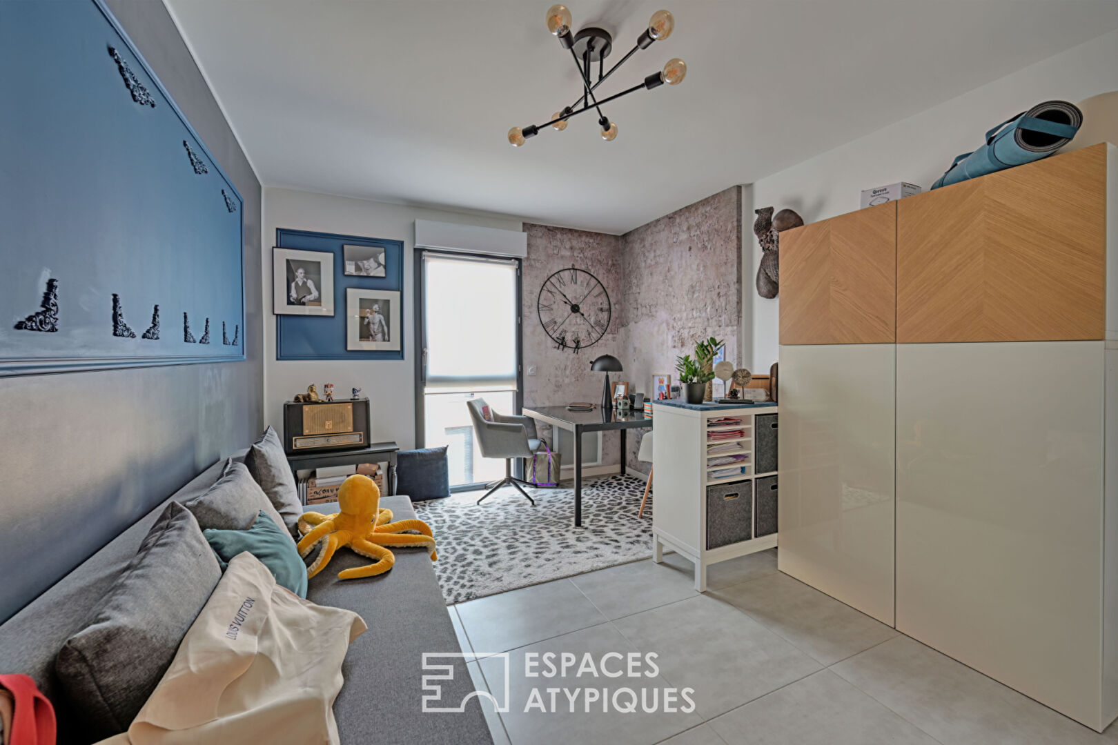 Appartement contemporain avec bassin de nage en terrasse et vue sur la Gardiole