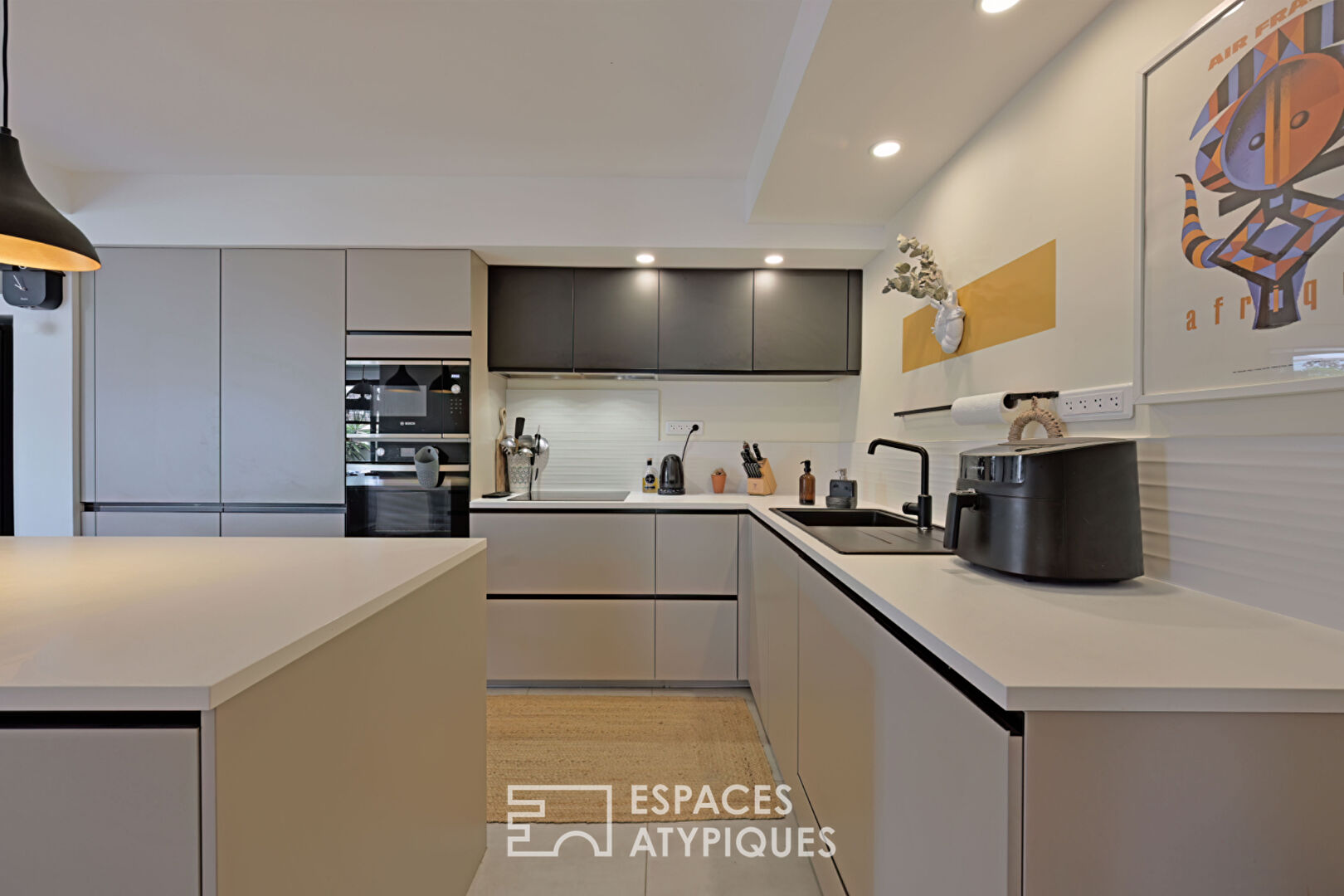 Appartement contemporain avec bassin de nage en terrasse et vue sur la Gardiole