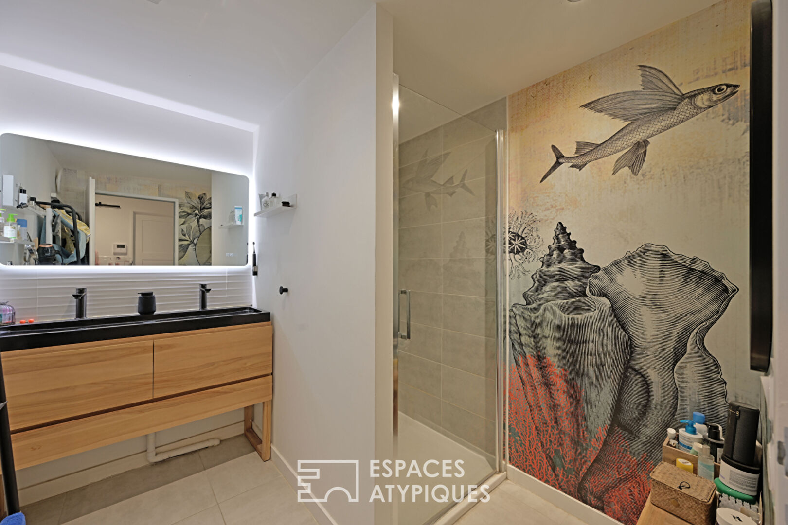 Appartement contemporain avec bassin de nage en terrasse et vue sur la Gardiole